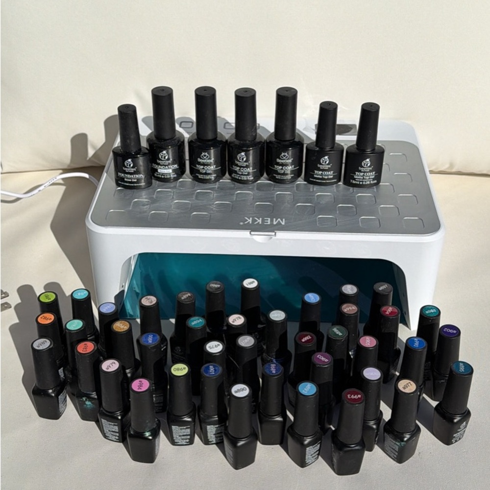 Gel nail polish set with MEKK two hand UV curing light